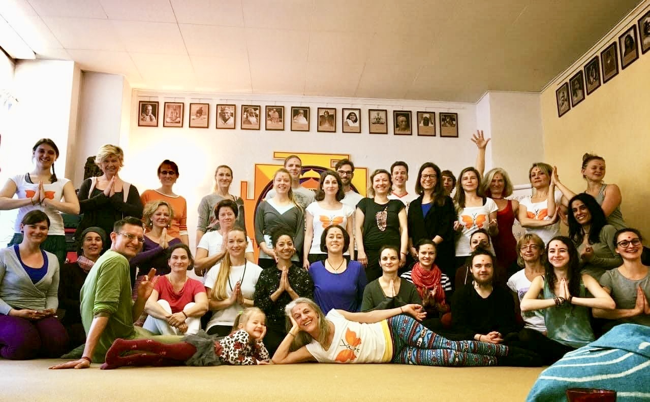 Yogalehrer/innen Ausbildung - Grundkurs zur zertifizierten fortgeschrittenen Ausbildung
