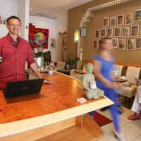 Yogalehrer Stefan Datt begrüßt an der Rezeption im Yoga-Studio in Berlin-Charlottenburg