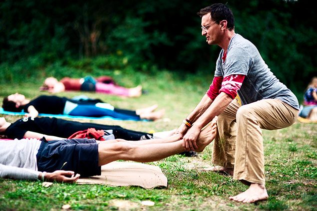 yogalehrer-ausbildung-stefan-datt-5 Stefan Datt unterstützt Yoga-Schüler