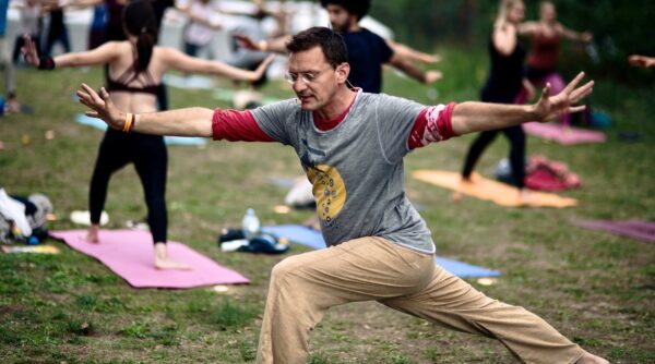Teilnehmer praktiziert Hatha-Yoga im Freien