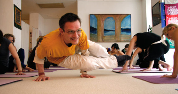 Stefan Datt beim Unterricht in der Yogalehrer-Ausbildung