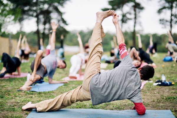 Stefan Datt gibt Yoga-Unterrricht